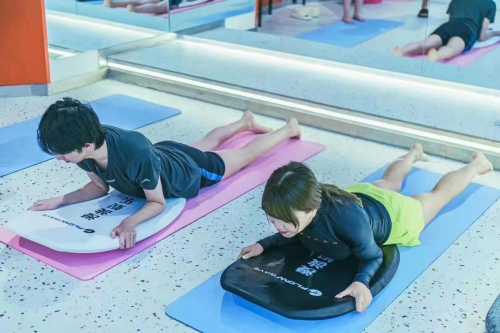 室内冲浪新玩法不用奔赴大海玩转滑板冲浪带你了解一项新兴的体育项目在全国迅速走红(图6)