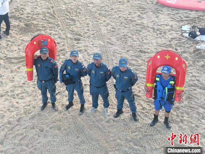 U型水上机器人出动！万宁日月湾3名游客落水获救(图2)