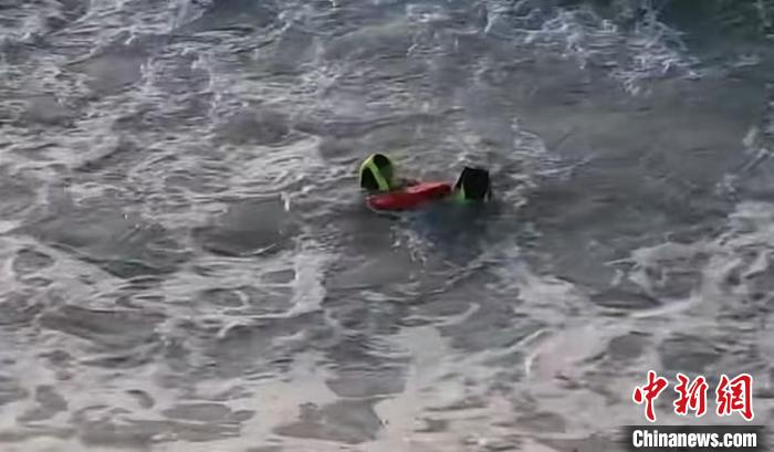 U型水上机器人出动！万宁日月湾3名游客落水获救
