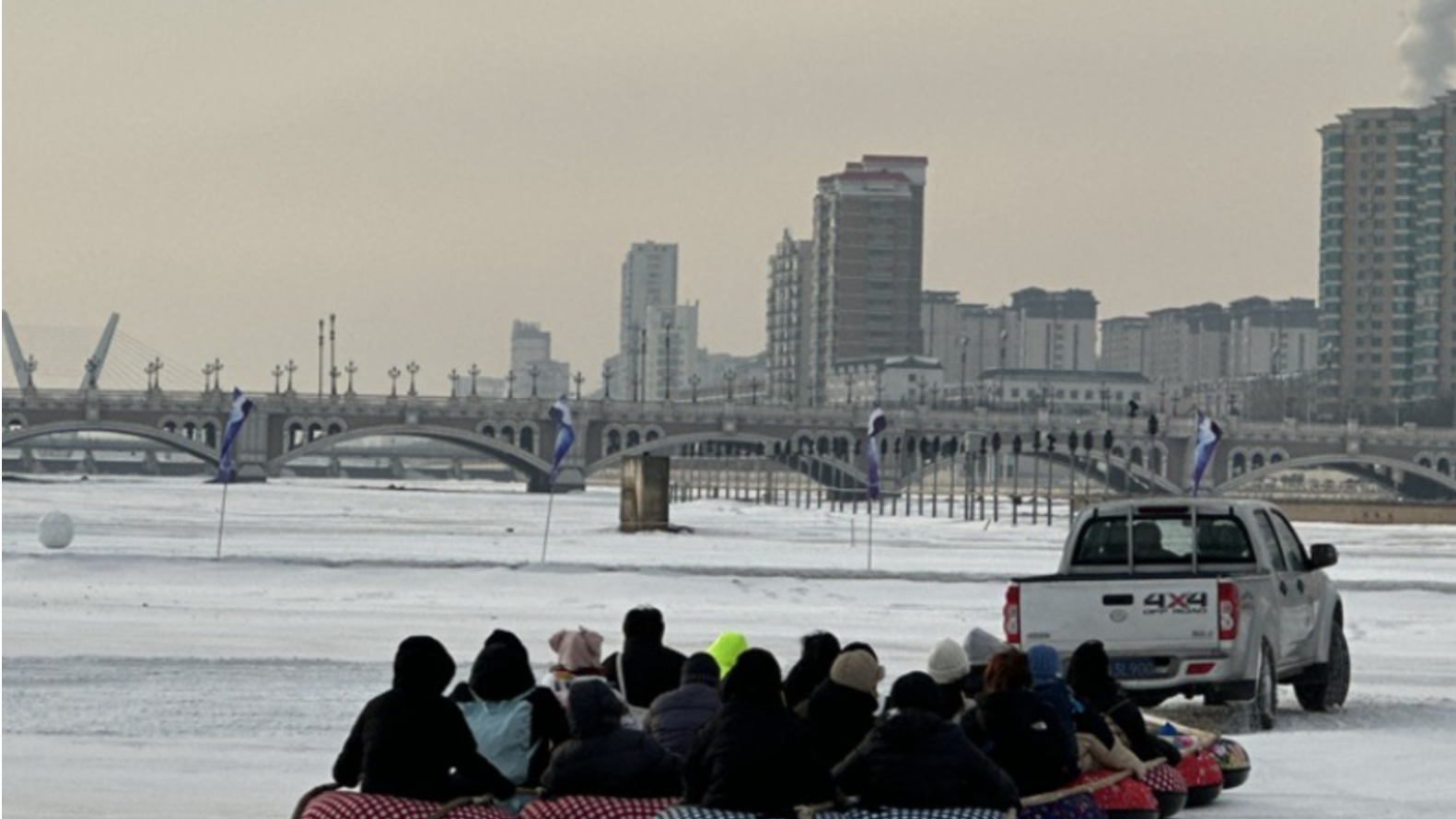 游客市民玩冰戏雪 延吉欢乐谷春节假期嗨翻天