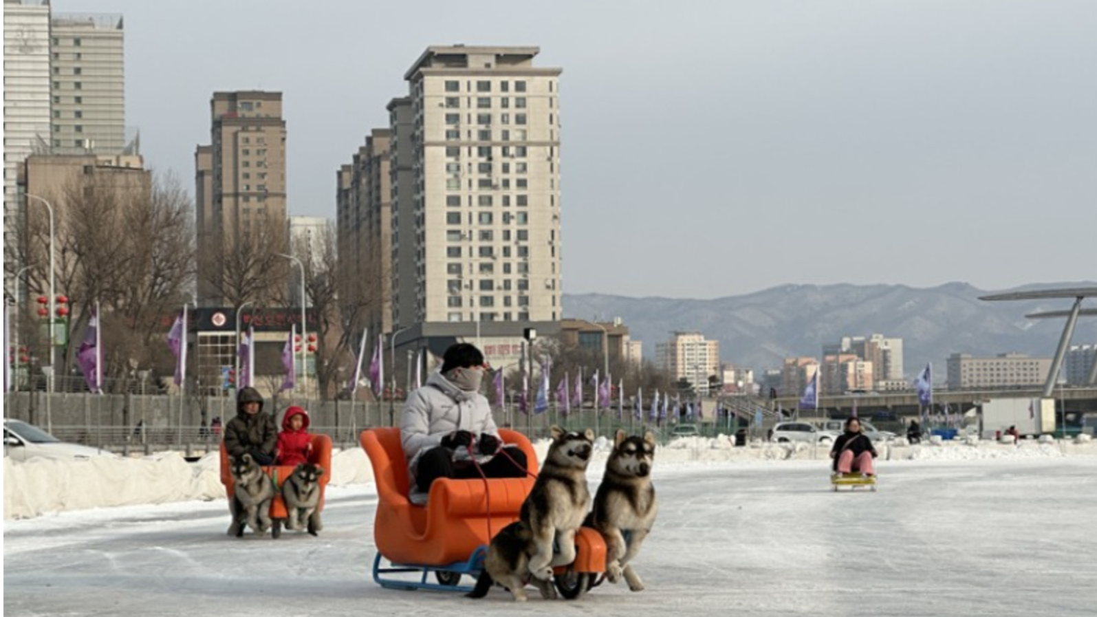 游客市民玩冰戏雪 延吉欢乐谷春节假期嗨翻天(图2)