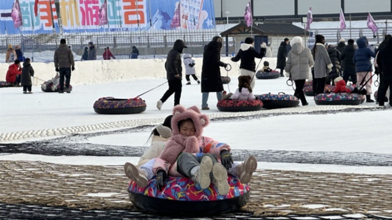 游客市民玩冰戏雪 延吉欢乐谷春节假期嗨翻天(图3)