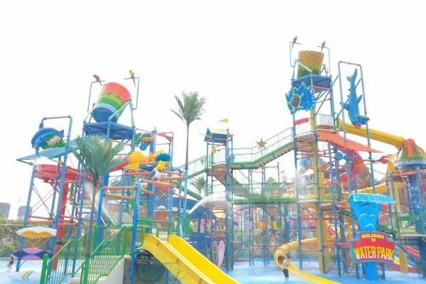 海南万宁日月湾三人落水U型机器人和冲浪教练联手救人