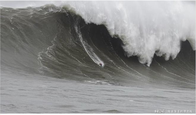 史诗级壮观！美国冲浪者成功骑上了浪高约33米的创纪录的巨大海浪(图2)