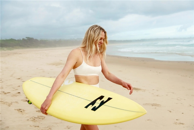 澳洲雪地靴EVERAU代言人：冲浪世界冠军Laura Enever诠释澳式时尚(图10)