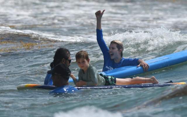 伊万卡开心玩冲浪又瘦又美无一丝赘肉远离政坛生活照样精彩(图2)