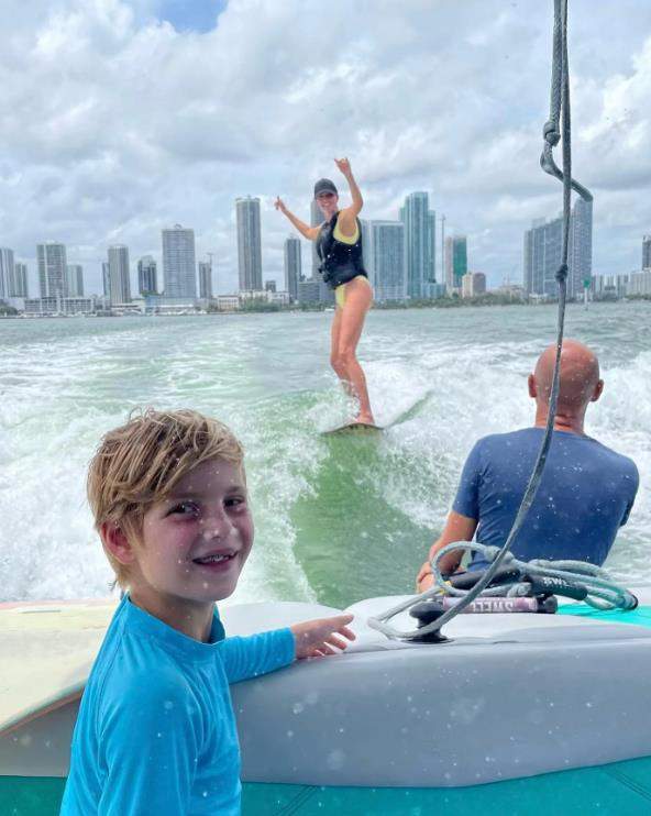 伊万卡开心玩冲浪又瘦又美无一丝赘肉远离政坛生活照样精彩(图4)