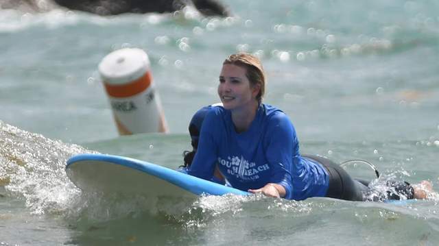 伊万卡开心玩冲浪又瘦又美无一丝赘肉远离政坛生活照样精彩(图6)