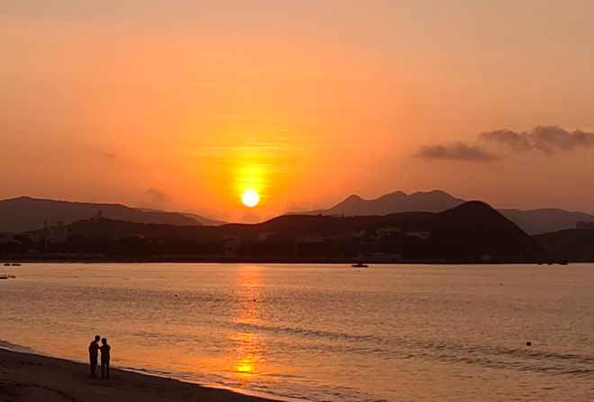 东海之滨日出之际大海的壮阔令人心潮澎湃