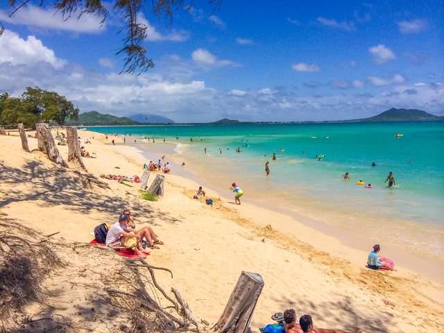 夏威夷海滩以细腻而温暖沙粒而闻名被誉为全球最美的海滩之一(图2)