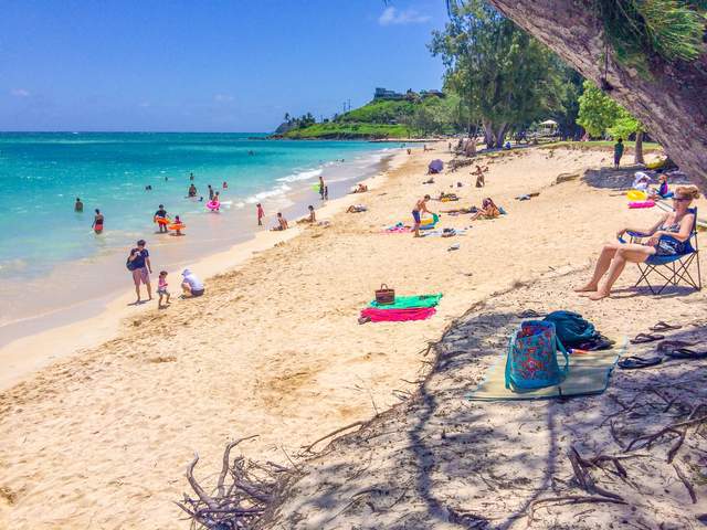 夏威夷海滩以细腻而温暖沙粒而闻名被誉为全球最美的海滩之一(图6)