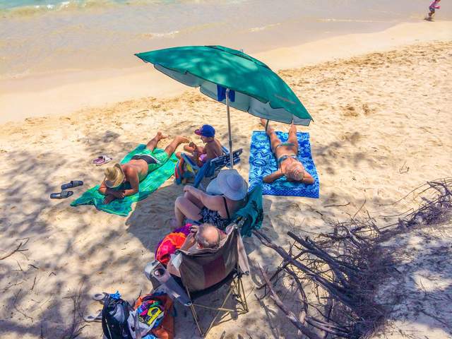 夏威夷海滩以细腻而温暖沙粒而闻名被誉为全球最美的海滩之一(图5)