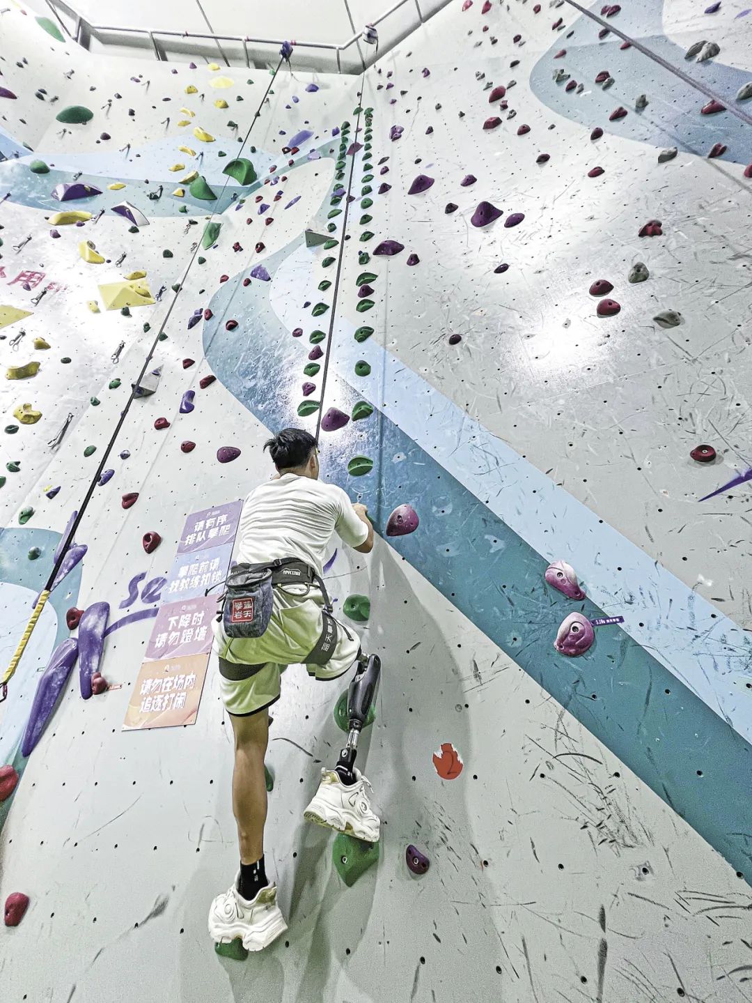 能弹琴打字、可攀岩冲浪！国产智能仿生假肢已量产(图2)