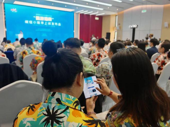 履新三天联通新老总身着岛服推荐新业务！(图3)