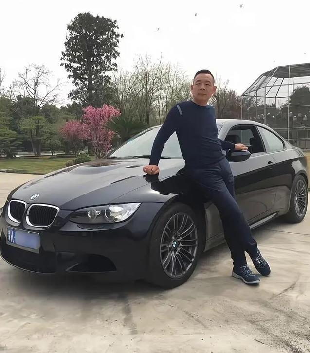 刘强东与雷军：冰上漂移与沙漠冲浪霸总们的越野车库太惊艳！(图3)