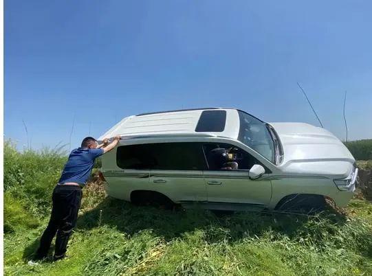 刘强东与雷军：冰上漂移与沙漠冲浪霸总们的越野车库太惊艳！(图4)