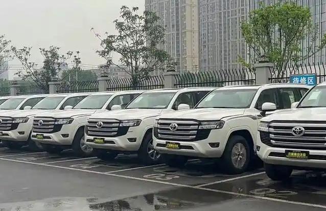 刘强东与雷军：冰上漂移与沙漠冲浪霸总们的越野车库太惊艳！(图5)