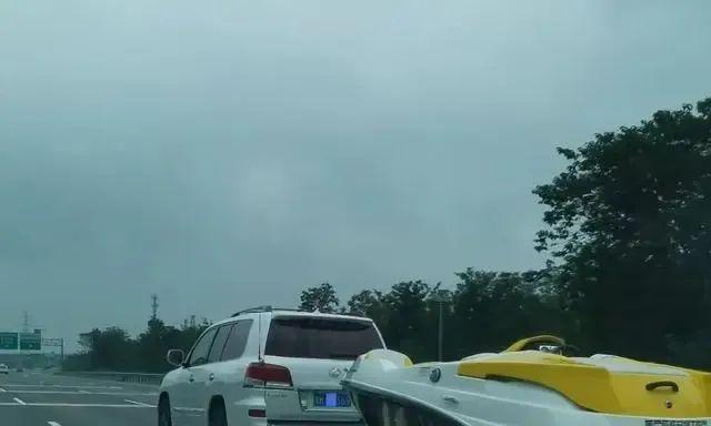 刘强东与雷军：冰上漂移与沙漠冲浪霸总们的越野车库太惊艳！(图7)