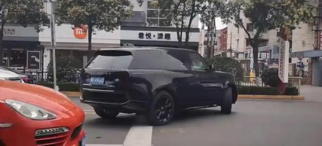 刘强东与雷军：冰上漂移与沙漠冲浪霸总们的越野车库太惊艳！(图9)