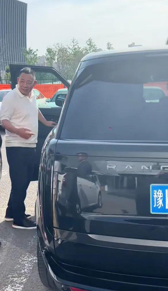 刘强东与雷军：冰上漂移与沙漠冲浪霸总们的越野车库太惊艳！(图10)
