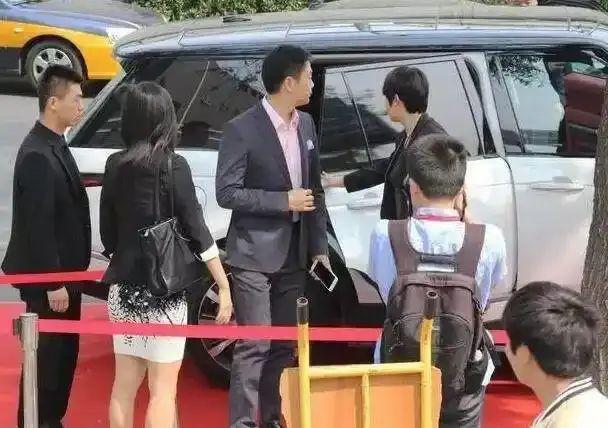 刘强东与雷军：冰上漂移与沙漠冲浪霸总们的越野车库太惊艳！(图19)
