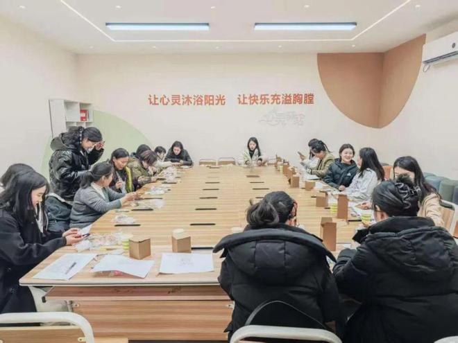河南物流职业学院举办非遗手作体验活动庆祝“三八”妇女节