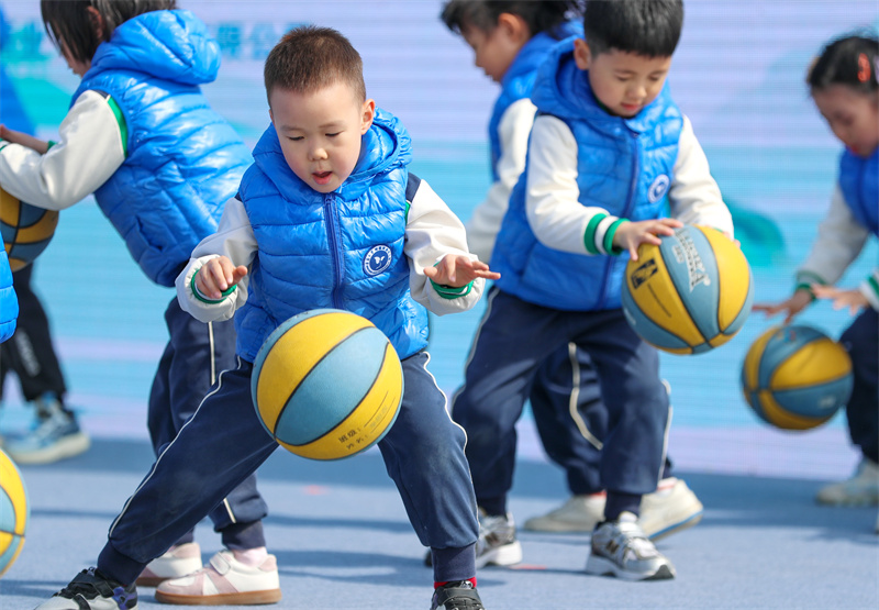 山东青岛：春日经济升温 消费活力涌动