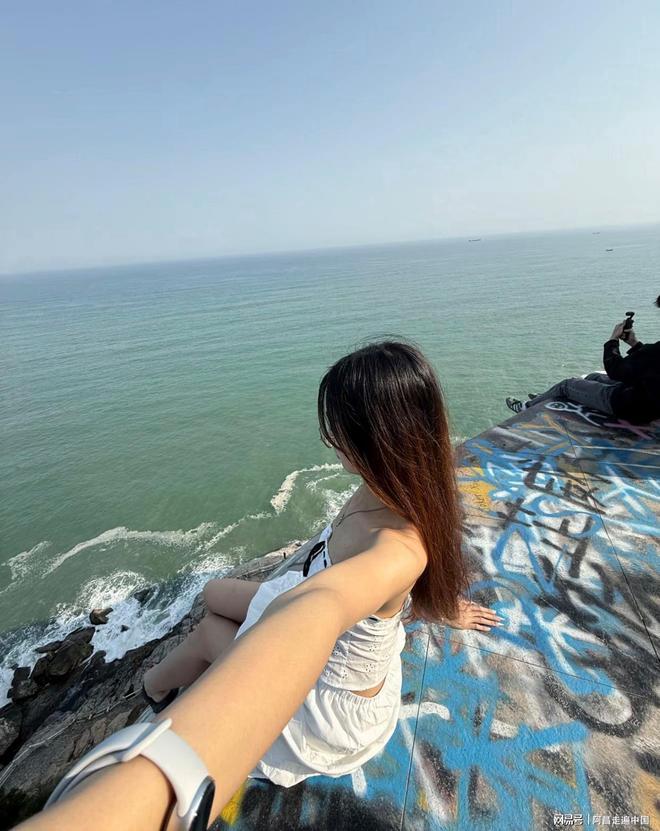 广东阳江海陵岛封闭6年的废弃景区：游客翻墙从3米高坠落悬崖