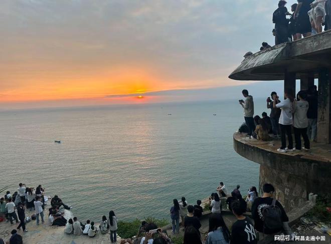 广东阳江海陵岛封闭6年的废弃景区：游客翻墙从3米高坠落悬崖(图4)