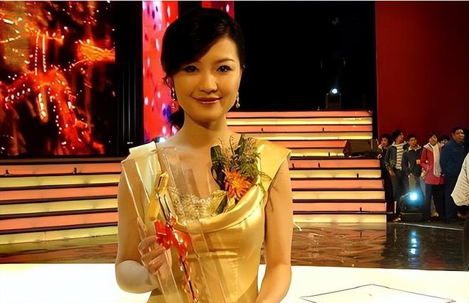 东方卫视一姐陈蓉因“寿宴门”身败名裂今低调嫁海归结婚生子(图6)