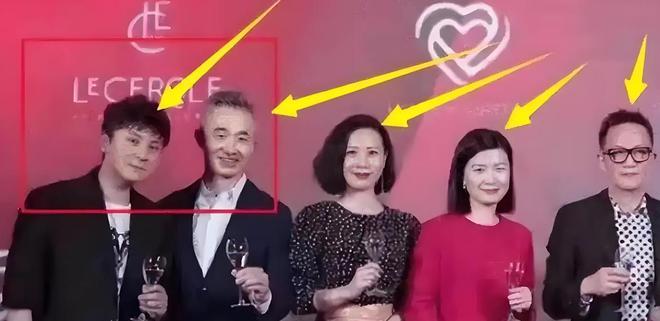 东方卫视一姐陈蓉因“寿宴门”身败名裂今低调嫁海归结婚生子(图13)