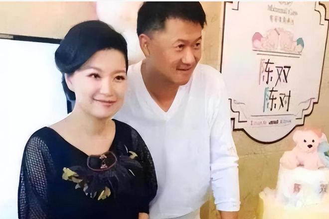 东方卫视一姐陈蓉因“寿宴门”身败名裂今低调嫁海归结婚生子(图17)
