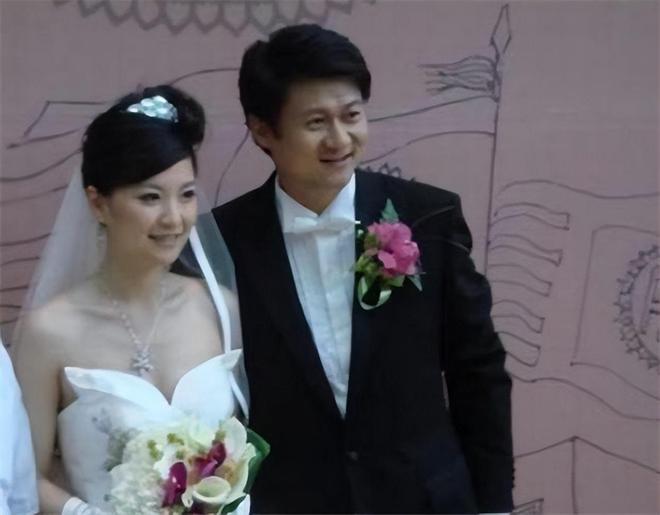 东方卫视一姐陈蓉因“寿宴门”身败名裂今低调嫁海归结婚生子(图18)