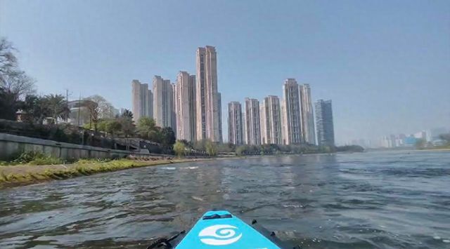 继有人冲浪后成都府河又出现划艇 爱好者回应：下水会携带专业救生设备