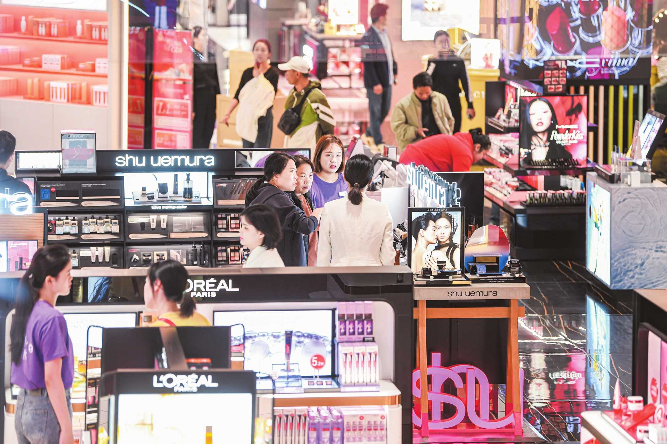 海口：文旅商繁花竞放 自贸港春意正浓
