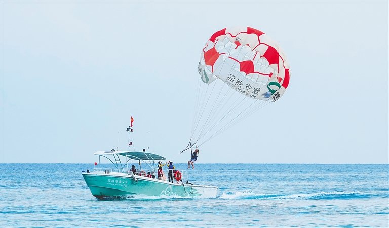 “五一”假期众多游客选择三亚、万宁等地体验游艇出海、帆船冲浪