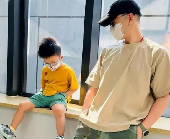 朱丹夫妇带儿女海边冲浪4岁儿子身手敏捷像爸爸周一围带娃累到苦笑(图2)