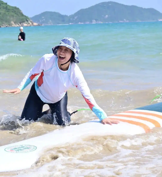 朱丹夫妇带儿女海边冲浪4岁儿子身手敏捷像爸爸周一围带娃累到苦笑(图3)