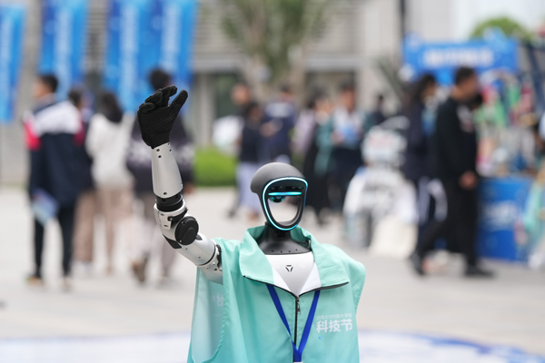 触摸闪电、人机互动、“火箭”升空 西南大学附中科技节玩嗨了(图2)