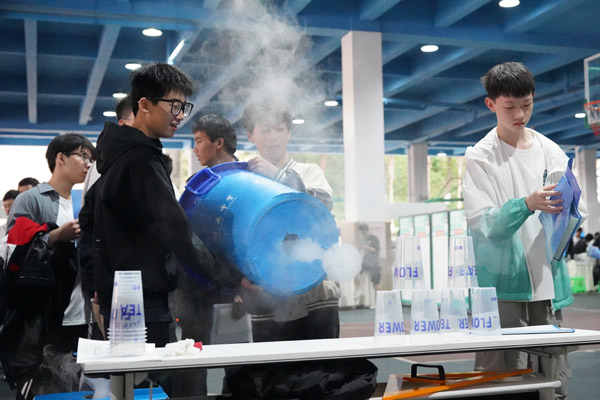 触摸闪电、人机互动、“火箭”升空 西南大学附中科技节玩嗨了(图3)