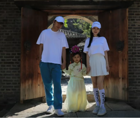 李小璐贾乃亮离婚后罕见合作为了女儿冰释前嫌甜馨出镜看起来很幸福(图3)