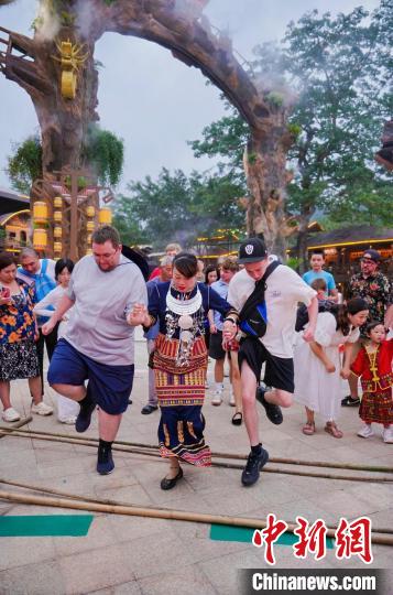 美国青少年海南行：“我还想再来”(图2)
