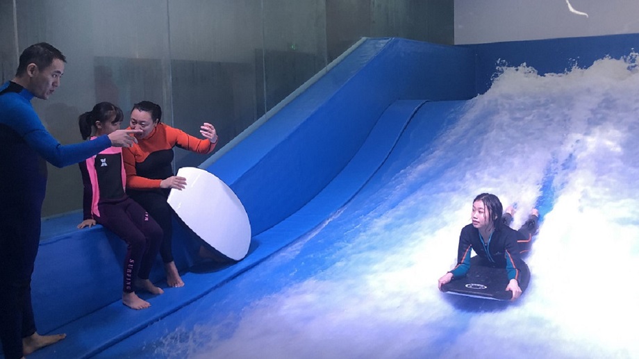 成都一男子在暴雨中的街头滑板冲浪展现运动与勇气的双重魅力(图1)