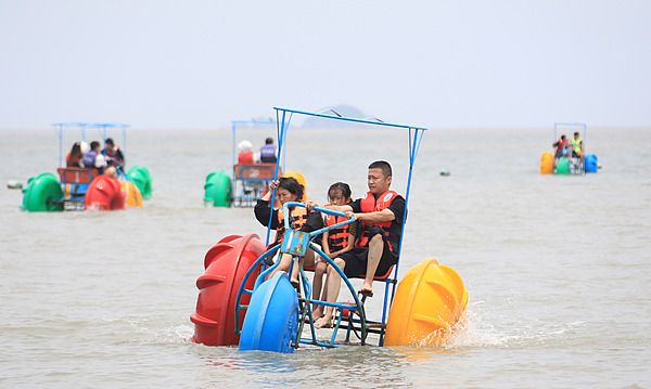 从戏水消暑到商机涌现亲水经济缘何火热？