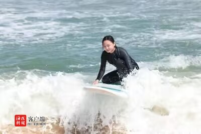 “浪动万宁 小白上板” 青年沉浸体会家乡好活动开幕(图1)