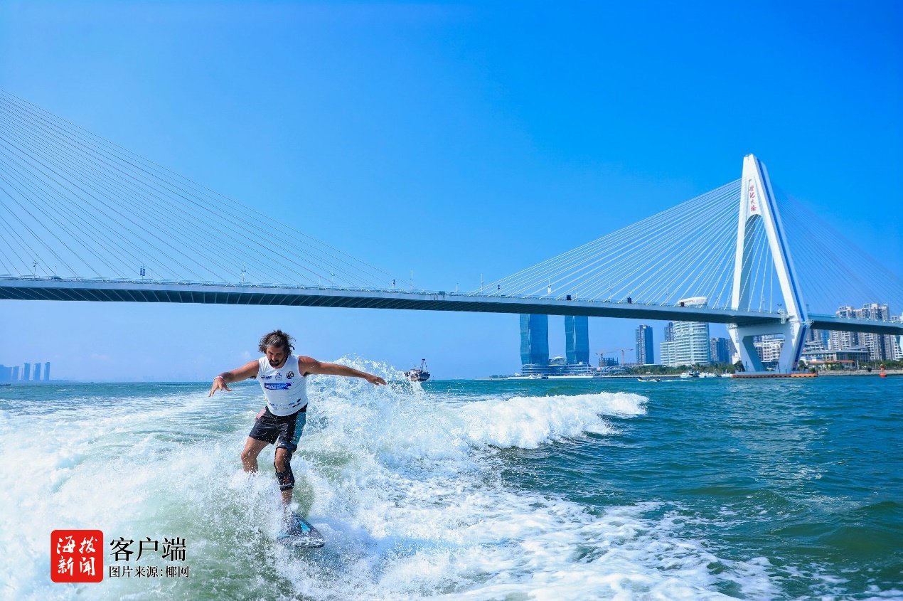 封关时刻共逐浪！2025年海口尾波冲浪世界杯为自贸港燃情添彩(图1)
