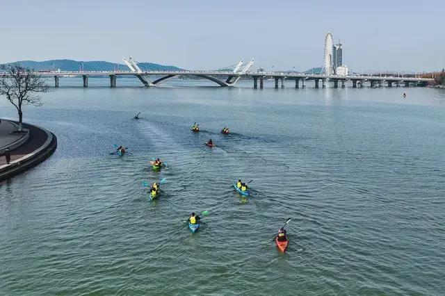 周五宠粉日｜高温天一起去水上撒欢！快来领取皮划艇体验券(图1)