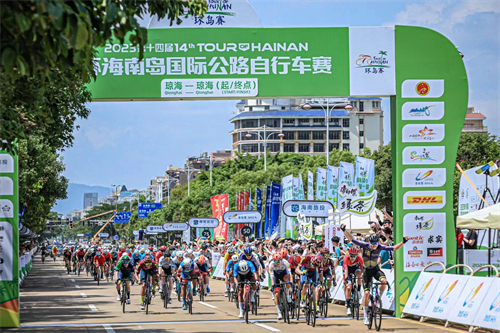 华人青年首战美国冲浪大赛 在第63届美国东岸冲浪锦标赛长板组斩获第三