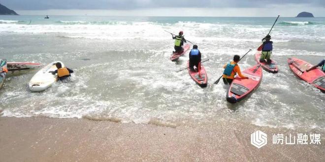 崂山区：流清湾天然浪场“冲”出经济新活力(图2)