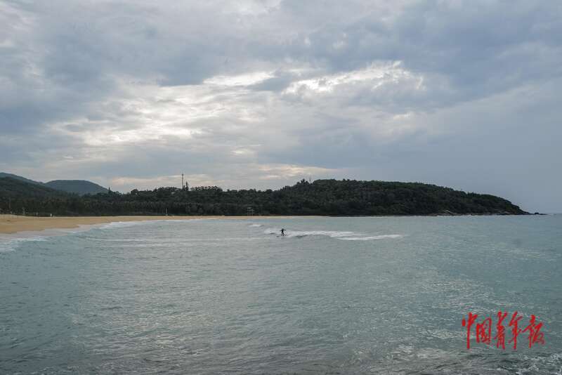 活力中国调研行｜年游客量破900万 一块冲浪板撬起万宁的流量主场(图2)